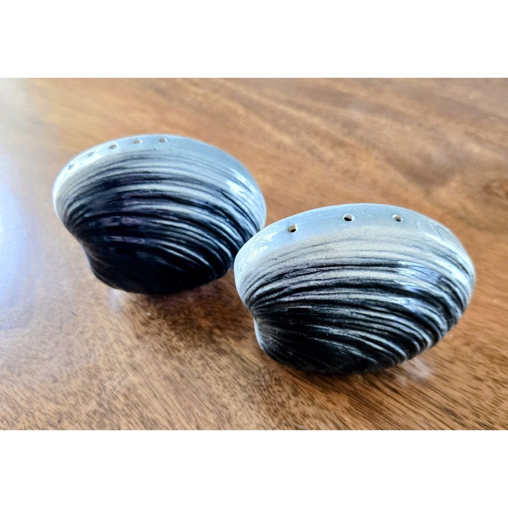 Vtg Large Whole Quahog Clam Salt and Pepper Shakers Ceramic Blue